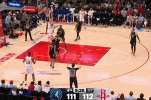 侵略性挺强!申京面对李凯尔转身双手暴扣 但先犯规&两分不算