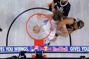 急眼了!卡尔森劈扣纳吉 下回个卡尔森再起被纳吉身后凶狠拉下