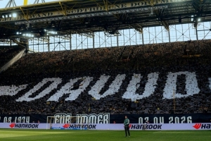 R.I.P.多特球迷TIFO致敬已故的工作人员达乌德·穆罕默德