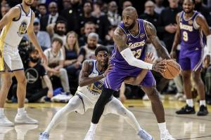 裆下掏球!美媒:勇士为了防住詹姆斯简直是无所不用其极