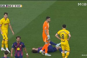 虚惊一场！马丁无对抗情况下突然痛苦倒地，经队医处理继续比赛