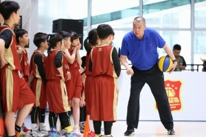 媒体人：男篮96黄金一代成功的原因除了天赋外 他们训练足够刻苦