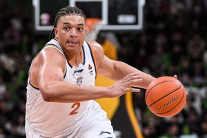 卢伟：洛夫顿和白边将缺席今晚的比赛 洛夫顿手有伤 白边脚有伤