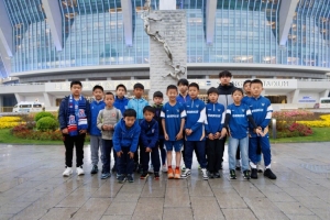 申城德比战前，申花特邀上海南耀、上海卿少年小球员们走进体育场