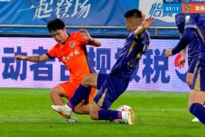 津门虎十人应战!黄嘉辉蹬到金永浩小腿,VAR介入后黄牌改直红