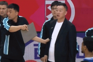 媒体人：青岛总经理多年不起争执不喷裁判 今天成功被裁判惹急了