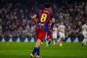 主场球衣+红色球裤!15-16赛季之后巴萨欧战首次如此搭配