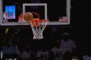 挺抽象！纽厄尔顺下空篮直接卡到篮脖子上