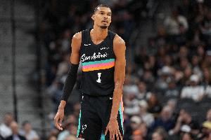 历史首人！文班本赛季场均出场时间少于30分钟砍下25+10