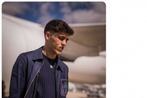 红牌停赛,巴萨官推晒库巴西随队出征马竞照片:永远与球队在一起