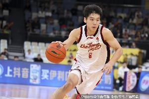 火力凶猛!陆文博半场6中4&3记三分拿下11分2助攻2抢断