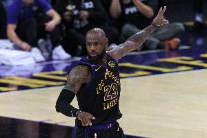 巴克利怼主持人:詹姆斯的扣篮时代还没结束 你真的是疯了