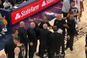 斯劳森背后撞倒斯图尔特&二级恶意被驱逐 双方助教团小冲突各吃T