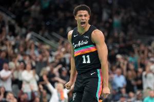 这天赋！卡特·布莱恩特进攻端隔扣约基奇 防守端送遮天大帽