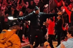 杜三岁!火箭现场小朋友唱跳rap 杜兰特加入其中小秀舞姿点燃全场