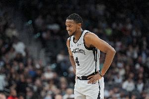 表现不俗!福克斯21投8中得24分6板5助1帽 得分全队最高