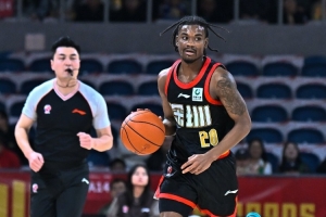 记者：马凯尔·约翰逊近期将回国养伤 临行前带走了一颗比赛用球