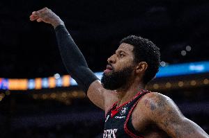 打了10分钟好球!乔治全场11分5板2助 11分全是首节所得