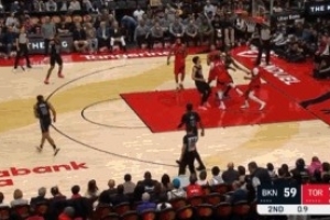 时间刚刚好!萨拉夫自投自抢轻轻一点打进半场压哨两分