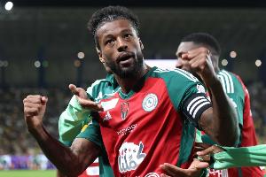 还能踢！荷媒：35岁维纳尔杜姆目标重返英超，目前没退役的打算