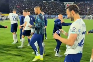 恰尔汗奥卢赛后与劳塔罗拥抱庆祝,并给后者戴上队长袖标