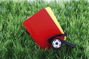 离奇一幕,本轮西乙联赛一名主裁判忘带牌之后向第四官员借