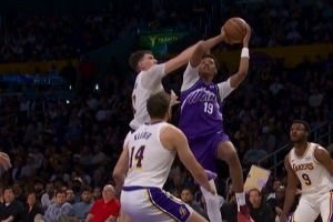 拉拉维亚干扰贝利强突被吹犯规&湖人挑战成功 双方中圈跳球