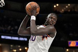 越打越好!马卢阿奇15投8中砍下18分14板1断2帽 7个前板太亮眼