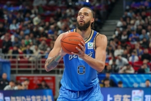 媒体人：麦基缺乏稳定的一对一单打能力 面对王哲林都以吃瘪告终