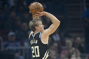 火热双枪!AJ·格林半场5记三分砍19分 瑞安半场9中5得15分