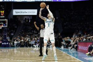 抢克尼佩尔三分王?鲍尔半场出手全部在外线9中4砍12分5篮板5助攻