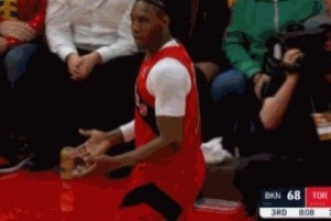 喷脏话了!巴雷特进攻犯规不满判罚抱怨吃T