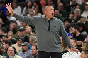 巴克利评老里下课:雄鹿更衣室里有几个软蛋 泄密的人就是混蛋!