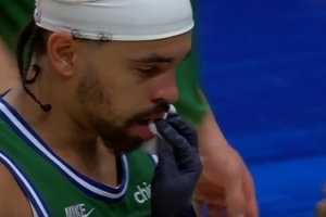 看着都疼!河村勇辉防守击中瑞安·内姆哈德 导致后者嘴部出血