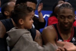 亲自时刻!末节乔治带儿子在替补席 乔治儿子跟马克西等队友互动