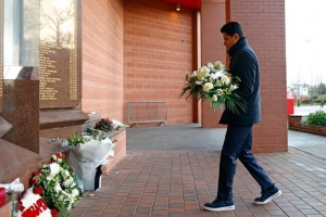 巴黎众将赛前悼念希尔斯堡惨案遇难者，并为若塔兄弟献花