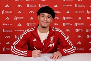 利物浦官方：可胜任右后卫和中卫，18岁埃斯戴尔签下首份职业合同