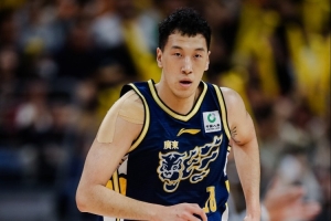 哑炮!杜润旺半场12分钟4中0没得分 拿到1篮板2助攻