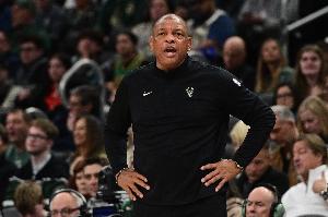 阿里纳斯:里弗斯接手30胜13负的雄鹿不明智 他敢接手勇气可嘉