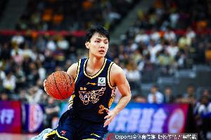 挺身而出!徐杰半场10中7砍最高17分 三分6中3