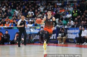 得分真难!高诗岩半场2中0未得分 拿到2篮板4助攻