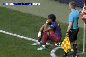 在想什么呢?费尔明接受治疗时,亚马尔在角旗区坐着球等待