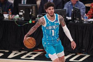 花里胡哨!拉梅洛·鲍尔半场14中6&三分7中2 拿到17分1板3助1断