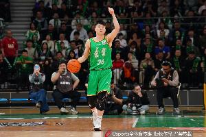 拼劲儿值得鼓励！鄢手骐11中6&三分6中3拿15分4助3断 第三节犯满