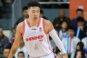 3分2板4助！记者：贺希宁是在带伤出战 身体已经疲劳到了一定程度