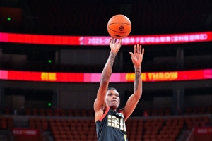 无所不能!特奎维恩·史密斯半场11中6轰26分6板10助 罚球12中10