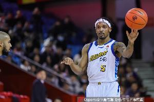 无限开火!小巴里·布朗半场17投6中&三分8中3 轰下20分4助1帽