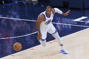 末节三分球4中4！霍福德赛后发推激动到飚母语：我们还在坚持