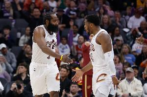 哈登:米切尔对比赛的热爱是骨子里的 他想赢我也想赢!