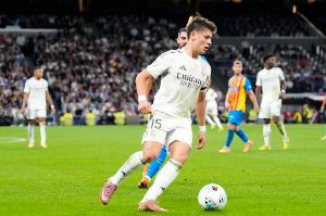 在欧冠比赛中居莱尔首次完成双响,而亚马尔还没有做到这一点